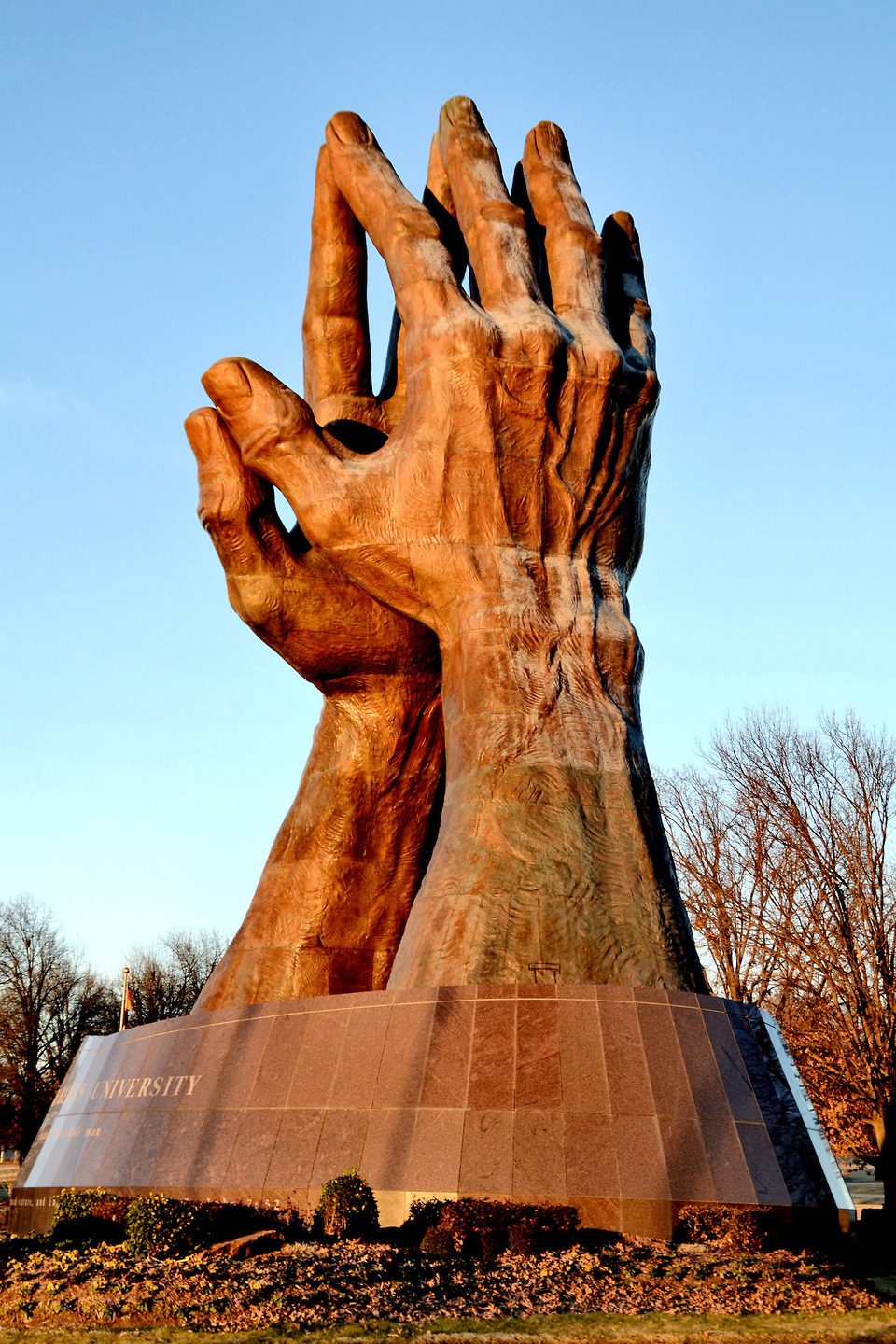 Oklahoma-Tulsa-Worlds-Largest-Praying-Hands-Oral-Roberts-Univ-960x1440.jpg